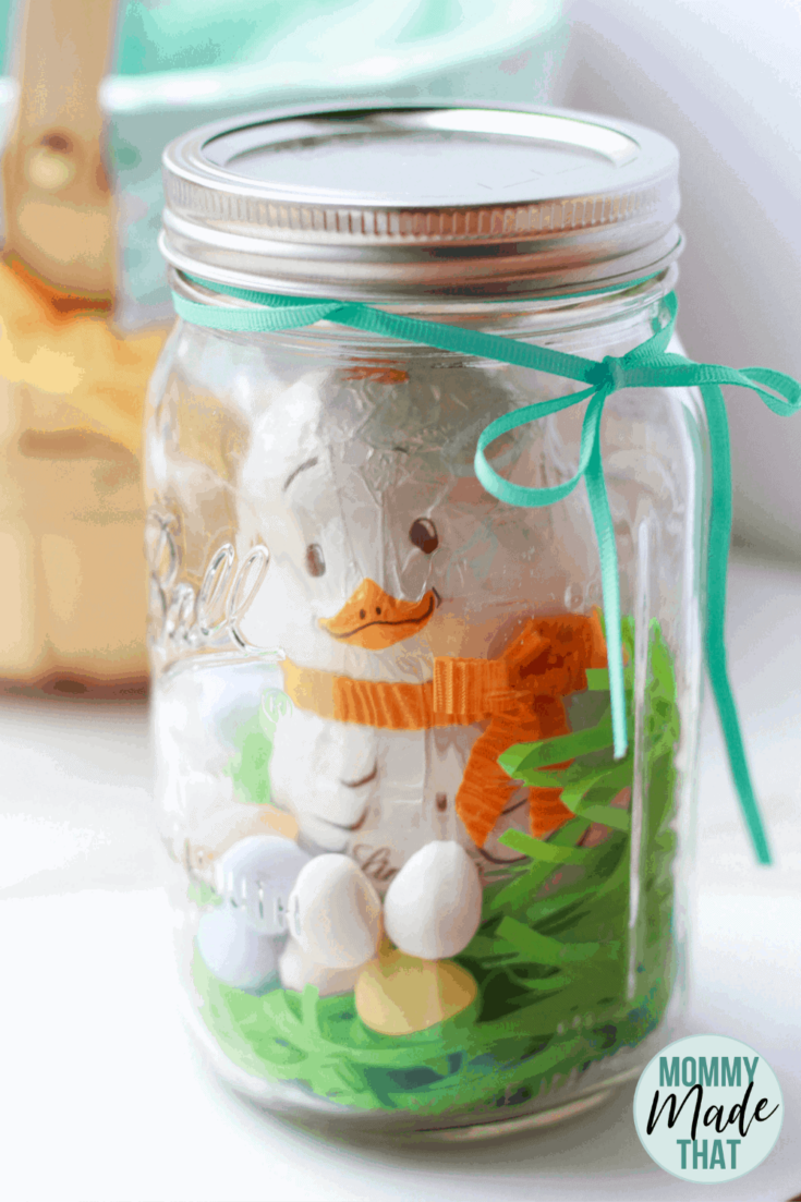 Chocolate Easter chick in a mason jar. Such a cute Easter Mason Jar craft. These would make such cute easter centerpieces or look amazing in an easter basket!