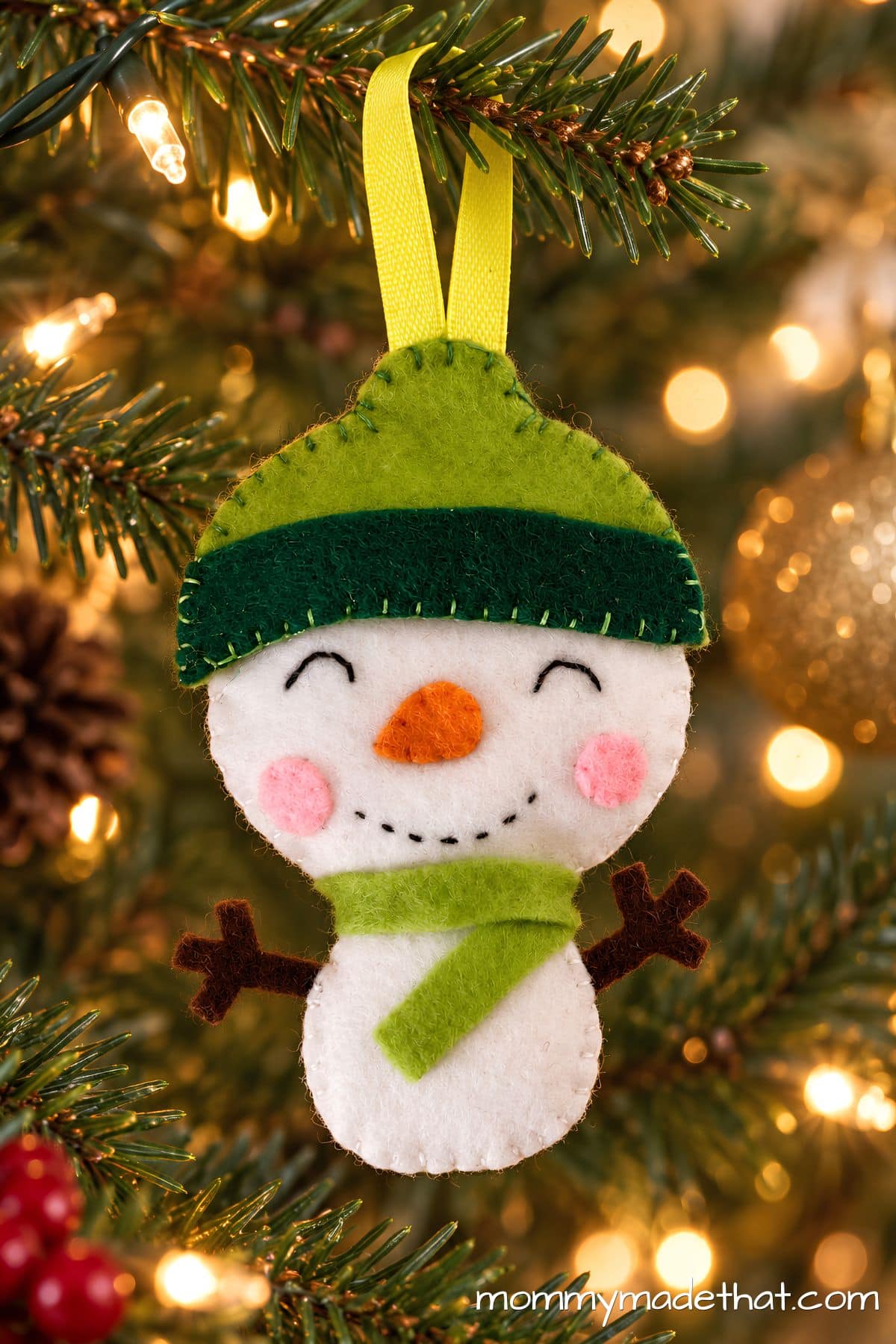 Felt snowman christmas ornament with free pattern.