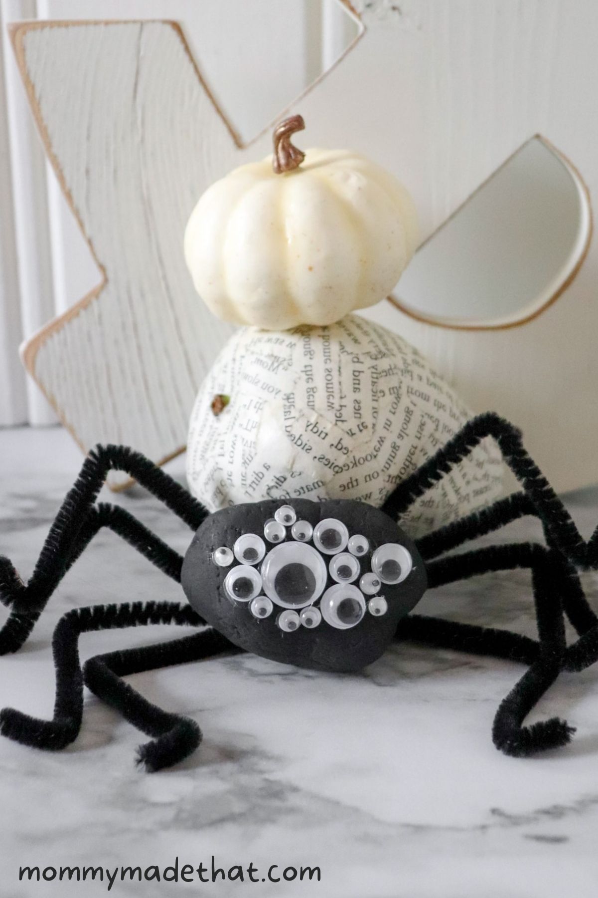 halloween craft for kids, painted spider rock