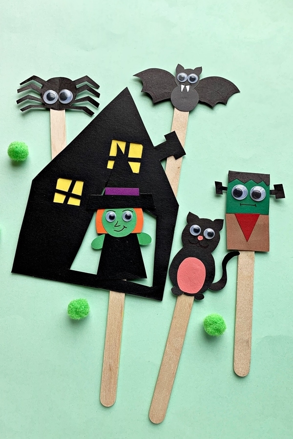 Adorable Halloween Puppets with Free Printable!