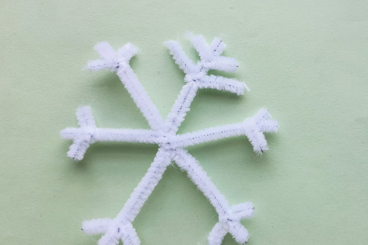 making a pipe cleaner snowflake