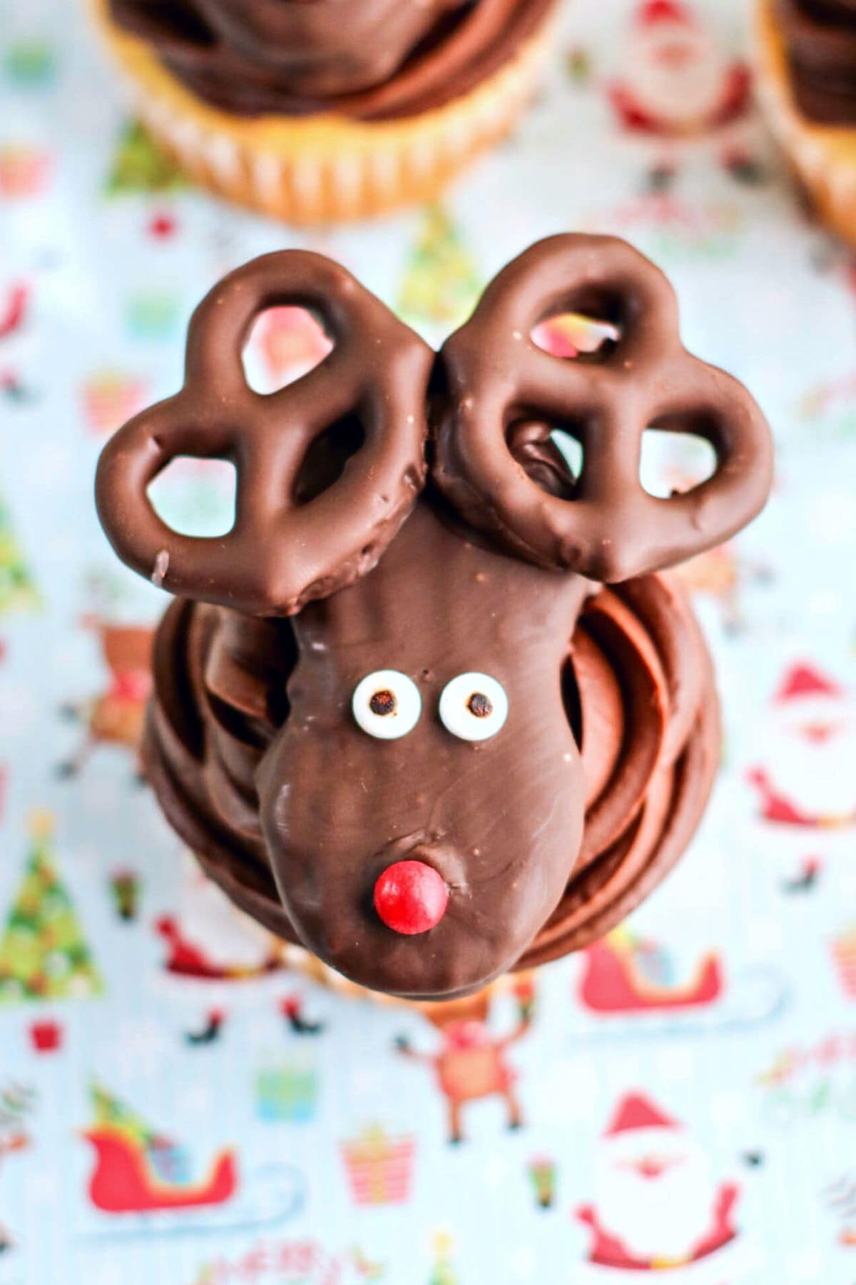 Adorable Reindeer Cupcakes (Easy and fun!)